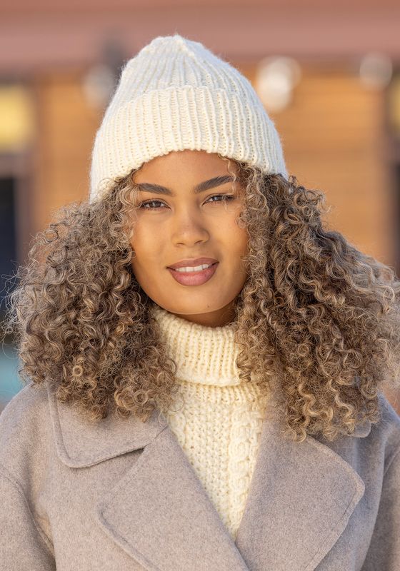 Arven lue og hals hvit